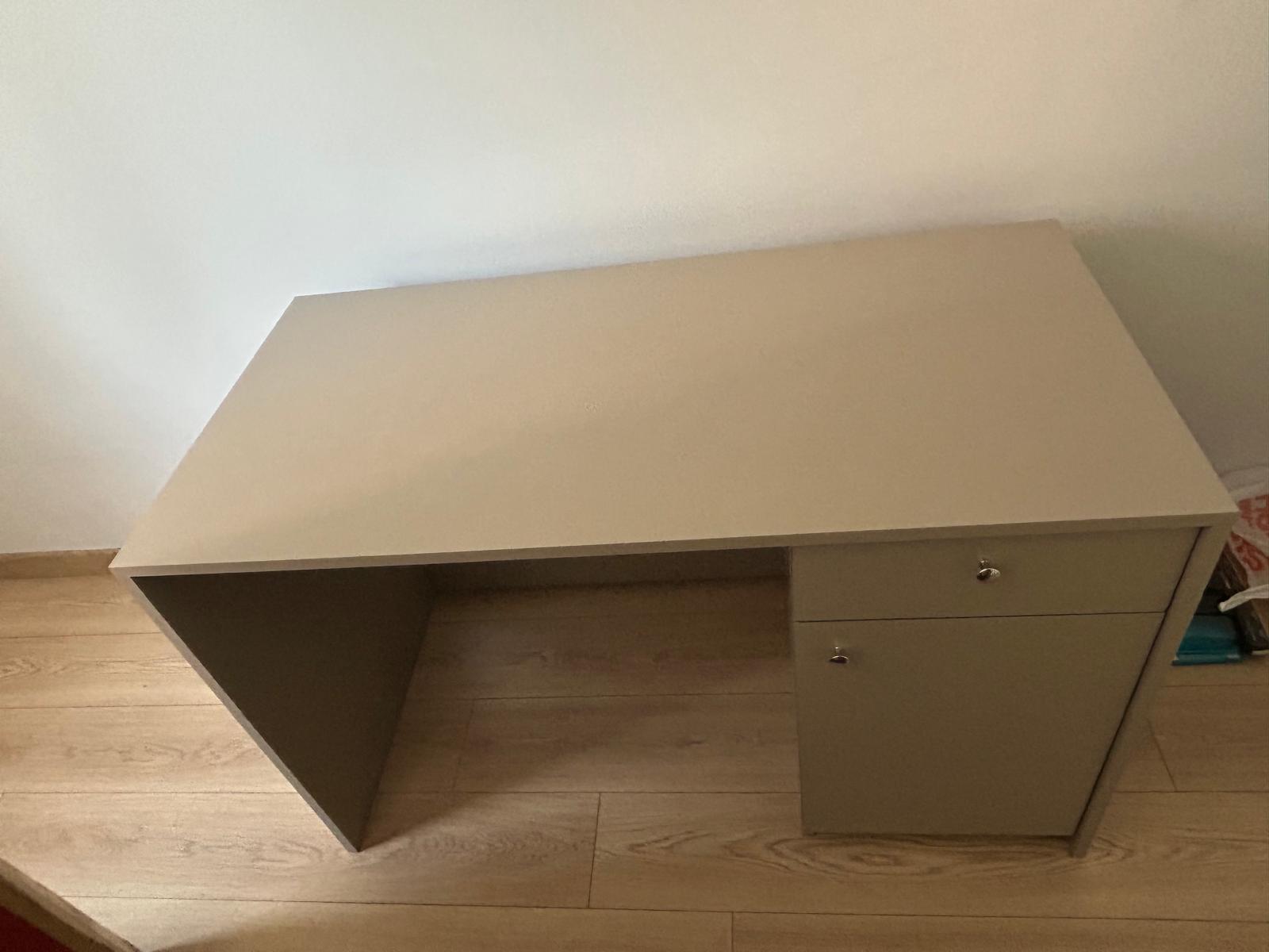 Gri çalışma masası, ikinci görünüm